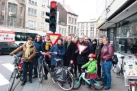 Actievoerders aan het kruispunt Kerkstraat/Carnotstraat vlakbij Borgerhout 