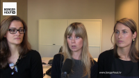 Turtelboom praat met drie vrouwelijke kandidaat deurwaarders